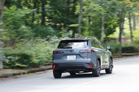 アクセルやブレーキのわずかな入力でも、すみやかに荷重移動する濃厚な接地感が味わえる「カローラ クロスGRスポーツ」。普段は積極的に動かしながらも、必要なときにしっかりコシを出すといったGRらしい足まわりも特徴である。