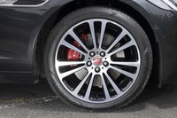 2021年モデルでは、新デザインのアロイホイールも追加された。写真は「“スタイル7013”7スプリットスポーク」と名づけられた19インチホイールで、26万8000円のオプション。