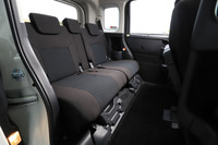 リアの乗車スペースはあきれるほどの広さ。大開口のスライドドアや、366mmの低いフロア高、チャイルドグリップ付きの大きなアシストグリップなどにより、乗降性も良好だ。