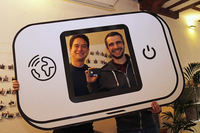 参考までに隣国フランスやスイスでも若年層の免許取得数は近年低下している。パリでスタートアップ企業を主宰するジョナサンさん（左）もクルマに乗らない。