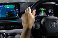 ナビゲーションシステムで目的地を設定している場合、「レコメンド型車線変更支援」は高速道路の分岐や出口へ向けての車線移動、本線からの分岐・退出の支援も行う。自車が走行する車線や車速をチェックし、適切なタイミングでシステムが作動する。