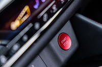 レッドのNISMO専用プッシュパワースターターは、ほかのNISMO車にも共通するデザインアイテム。標準モデルはブラックとなる。