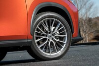 「IS」と同様、ホイールの締結方法にはボルト式を採用。切削加工を省いたダークグレーメタリックのホイールは“バージョンL”専用オプション。