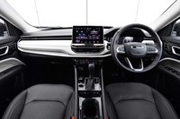 室内正面の意匠は大幅に変更された。丸く有機的だったパネル類はなくなり、前後・左右方向に直線的なデザインに改められた。