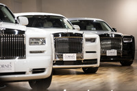 英国を代表するラグジュアリーカーブランド、ロールス・ロイス。訪れた際には、最新の「ファントム」が2台、販売車両として並んでいた。新旧モデルを見比べられるのも、「コーンズ・コレクション ニューオータニ ギャラリー」ならではだ。