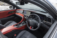 赤と黒で塗り分けたツートンインテリアは「RS」専用カラー。赤いレザーには光沢を持った素材が使われている。