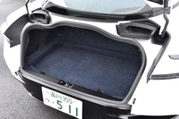 トランクルームの様子。トランクリッドは、リモコン操作で開くこともできる。