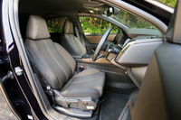 バスティーユ・インテリアのシート。ブロンズ色を織り交ぜたファブリックシートが備わる。