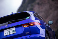 面積の狭いグリーンハウスや傾斜したリアウィンドウが2シータースポーツモデル「F-TYPE」に通じるダイナミックさを表現。SUVではあるものの「E-PACE」に泥臭さを感じないのは、こうしたディテールにも理由がありそうだ。