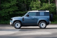 ボディーの全長は「110」よりも435mm短い4510mm（リアのスペアタイヤを除く）。ホイールベース間は長いドアが占めている。