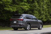 ハイブリッドのありがたみはごく低速域ではっきりと感じとれる。駐車のような状況ではエンジン回転を高めることなくモーターが滑らかに車両を動かしてくれる。