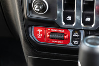 前後のデフロックやフロントスウェイバーの解放システムは、センタークラスター下部のスイッチで操作する。