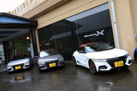 会場に並べられた「S660モデューロX」。写真左の車両は、モデューロX専用ボディーカラーの「アラバスターシルバーメタリック」をまとっている。