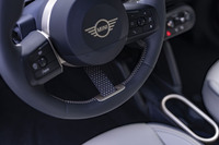 試乗車の「スポーツステアリングホイール」。形状としては2スポークタイプで、3本目としてベルトをあしらっているのがデザイン的に新しい。