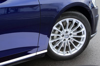 15スポークデザインの19インチアルミホイール。タイヤはミシュランの「パイロットスポーツ4」が組み合わされていた。