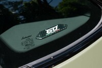 2023年がブランド創立60周年のメモリアルイヤーにあたるランボルギーニ。クオーターウィンドウの奥には記念プレートが貼られている。