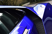 ボディーから浮き上がって見える、個性的なデザインが与えられたCピラー。下方のエアインテークから流入した空気が、ターボのインタークーラーを冷却する。