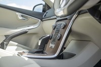 かつてはボルボのスカンジナビアンデザインの象徴だったフローティングセンタースタック。最新モデルでは採用されていないが、ウッドパネルの質感などは今でも高級と呼んで差支えのない水準だ。