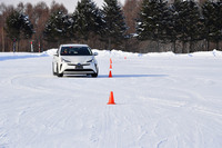 195/65R15サイズのオールシーズンタイヤ「ブルーアース4S AW21」が装着された「プリウス」でのスラロームテストの様子。スタッドレスタイヤ装着車とほとんど変わらない運転が行えた。雪上では、氷盤よりもスタッドレスタイヤとの性能差が小さくなるといえそうだ。