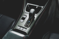 8段AT車のシフトセレクターにはディンプル加工が施された本革を採用。「AWDモード」ボタンで前後駆動力配分を50：50に変更できる。