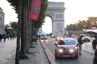 これは2013年当時のシャンゼリゼ通り。現在と比較していただければ一目瞭然で、自転車専用レーンはまだなかった。