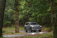 TNGAの考え方に基づく新しいラダーフレームを使う新型「トヨタ・ランドクルーザー」。従来モデルから剛性を大幅に高めたうえで約200kgの軽量化を実現している。