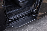 パワースライドドア装着車の助手席側に備わる「ユニバーサルステップ」。ドアの開閉に合わせ“からくり”を用いて、機械的にドア下部のステップを展開・格納する。ステップ高は、子供から高齢者までが使いやすいという200mmに設定されている。