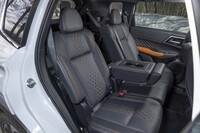 2列目シートは座面がスライドするほか、背もたれを40：20：40分割で前に倒せる。「P」ではシートヒーターが標準装備。