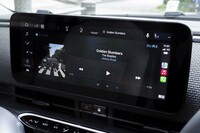 センタースクリーンは10.25インチのビッグサイズ。高精細なのも特徴で『Abbey Road』のジャケットがくっきりきれいに表示される。