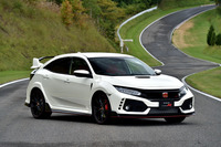 エアロパーツで身を固めたエクステリア。ダウンフォースを強化した上で、マイナスリフトと空気抵抗の低減を高い次元でバランスさせることを目指した。