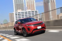 テスト車のパワートレインは3種ある2リッターガソリンターボエンジンの中でもっともパワフルな「P300 MHEV」。最高出力15PSのBISGを備えたマイルドハイブリッドとなる。