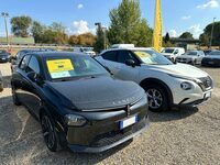 2022年にランチアが発表した方針によれば、2026年以降に投入する新車はいずれもBEVとし、2028年にはラインナップを全車BEV化するとされていた。3代目である現行「イプシロン」のBEV仕様（向かって左）は、中古車センターで売り物をたびたび見かける。