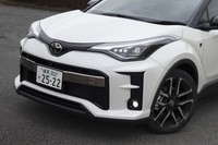 フロントまわりは“GRスポーツ”専用の大型グリルが特徴。グリル内のガーニッシュには専用エンブレムが添えられる。