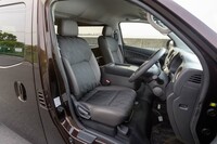 中立姿勢を維持しやすく疲れにくいという「スパイナルサポート機能付きシート」が全車標準装備になった。表皮には抗菌加工が施される。