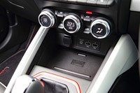 シフトセレクターの前方にはスマートフォンのワイヤレス充電エリア（「インテンス テックパック」専用）が備わっている。