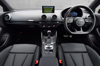 ブラック基調のインテリア。ステアリングホイールやシフトノブ、サイドシルなどに「RS」のロゴマークが添えられる。ダッシュボードに配置されるディスプレイのサイズは7インチ。