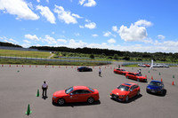 次はステアリングワーク。シートに座ってハンドルの持ち替え方やタイヤの動きなどを確認してから実践スタート。