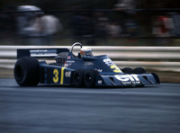 参加車両の中には、日本戦専用に“おめかし”したものも。ドゥパイエやシェクターが駆った「ティレルP34」には、ボディーの各所にひらがなで「たいれる」と書かれていた。ちなみに決勝ではドゥパイエが2位入賞。シェクターはオーバーヒートでリタイアしている。（写真：FUJI SPEEDWAY）