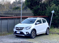 シティーカー「カール」の車高を上げ、クロスオーバー風に仕立てた「カール ロックス」。2016年にパリで登場した、ゼネラルモーターズ傘下時代末期のプロダクトである。2019年モデルイヤーをもってカタログから消えた。2020年1月にシエナで撮影。