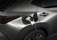 新型「NX」にはプラグインハイブリッド車がラインナップされる。写真はリアに設けられた給電口。