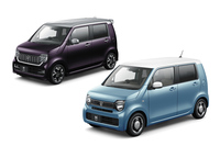 往年の「ステップバン」を思わせるデザインが魅力的な、新型「ホンダN-WGN」（右）と、「N-WGNカスタム」（左）。