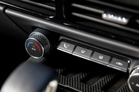 エアコンのモード切り替えスイッチのアイコンがヘルメットを着用している。ささやかながらロータスらしいレーシーな演出だ。