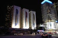 これも会場に近いビル。3つのビルの壁面を「iPhone X」が飾る。