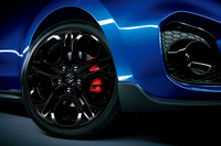 グロスブラックの17インチアルミホイールやレッドのブレーキキャリパーなど、足まわりのフィニッシュも特別仕立てだ。