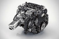 ボルボがDrive-E（ドライブイー）と呼ぶパワーユニットシリーズの2リッター4気筒直噴ディーゼルターボエンジン。スペックは最高出力235ps/4000rpm、最大トルク480Nm/1750-2250rpmとなる。