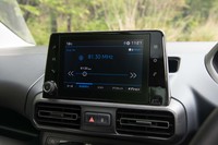 8インチのセンタースクリーンを標準装備。車載ナビはオプションとなるが、「Apple CarPlay」と「Android Auto」のナビアプリを映し出すことができる。