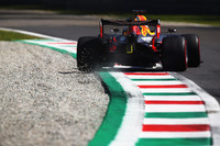 モンツァでの週末、レッドブル勢はローダウンフォースのセッティングで折り合いがつかず苦戦を強いられた。マックス・フェルスタッペン（写真）は初日にスピン、クラッシュを演じるなどバタつき、予選でも5位がやっと。レースでも上位に顔を出せず、31周目にパワーユニットの異常でピットに入りリタイアした。アレクサンダー・アルボンは、予選9位からスタートでガスリーと接触し大きく後退、他車の邪魔をしたことで5秒のペナルティーを受け、結果15位完走。（Photo=Getty Images / Red Bull Content Pool）