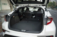 荷室の容量は318リッター。シートを倒すことで、1112リッターまで拡大できる。（写真をクリックすると、シートが倒れる様子が見られます）