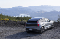 最低地上高は「EX30」よりも20mm高い195mm。ただ上げただけでなく、ダンパーやスタビ＆バネレートにまで手が入っている。