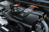 3.4リッター（3445cc）V6ツインターボエンジンの仕様は純ガソリンモデルの「LX600」と同じらしい。10段ATとの間にモーターを加えてシステム全体で最高出力463PS、最大トルク790N・mを生み出している。